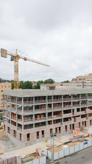Conjunto Habitacional Rua Atriz Alda Rodrigues em fase de alvenaria e especialidades